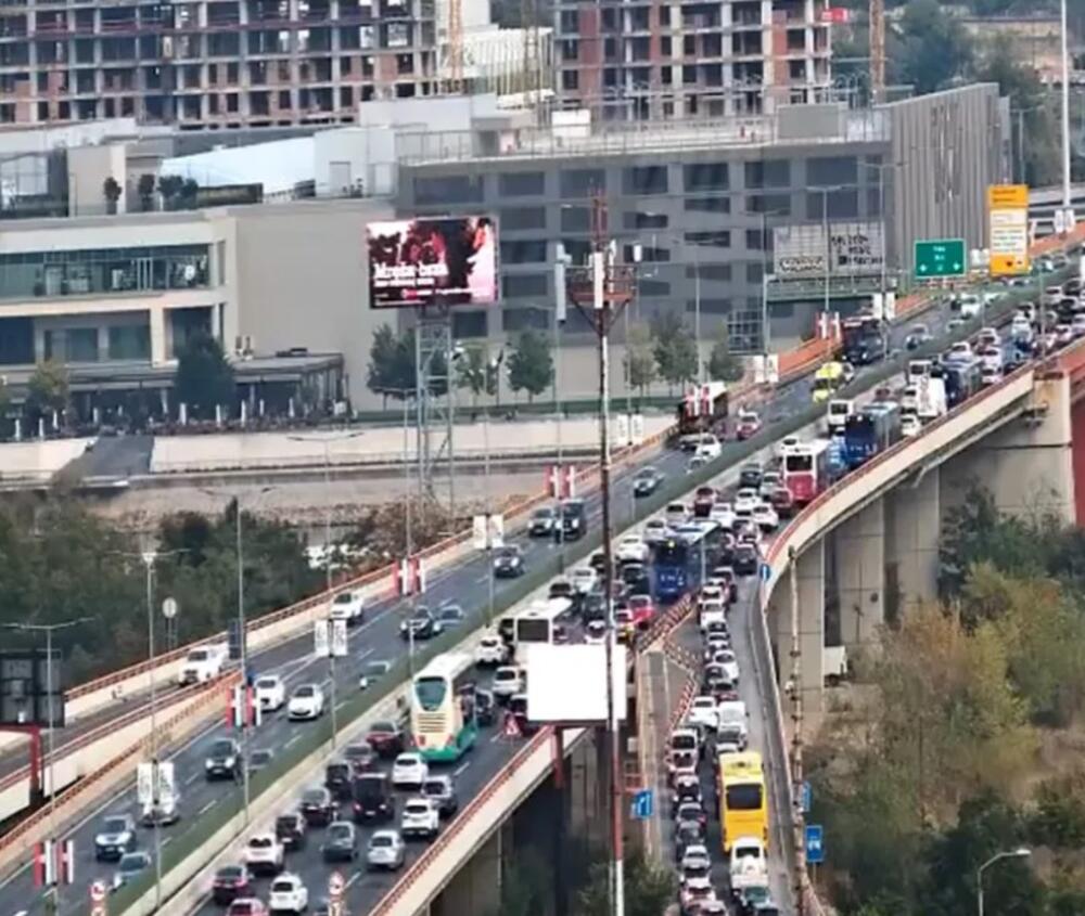 Špic u Beogradu, totalni kolaps: Nema gde igla da padne, automobili jedva mile! (FOTO)
