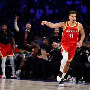 Probudio se Bogdan Bogdanović i opasno naoštrio nišan! Pet trojki za 16 minuta