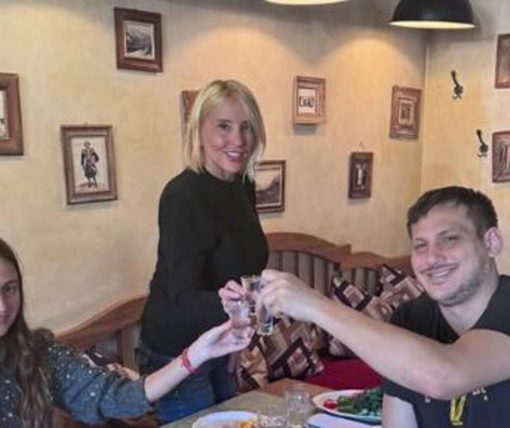 UDARILA BRIGU NA VESELJE! ŽENA VLADA DIVCA LOČE VOTKU! Uhvatila se ALKOHOLA kao da je sudnji dan, a tek i GDE!