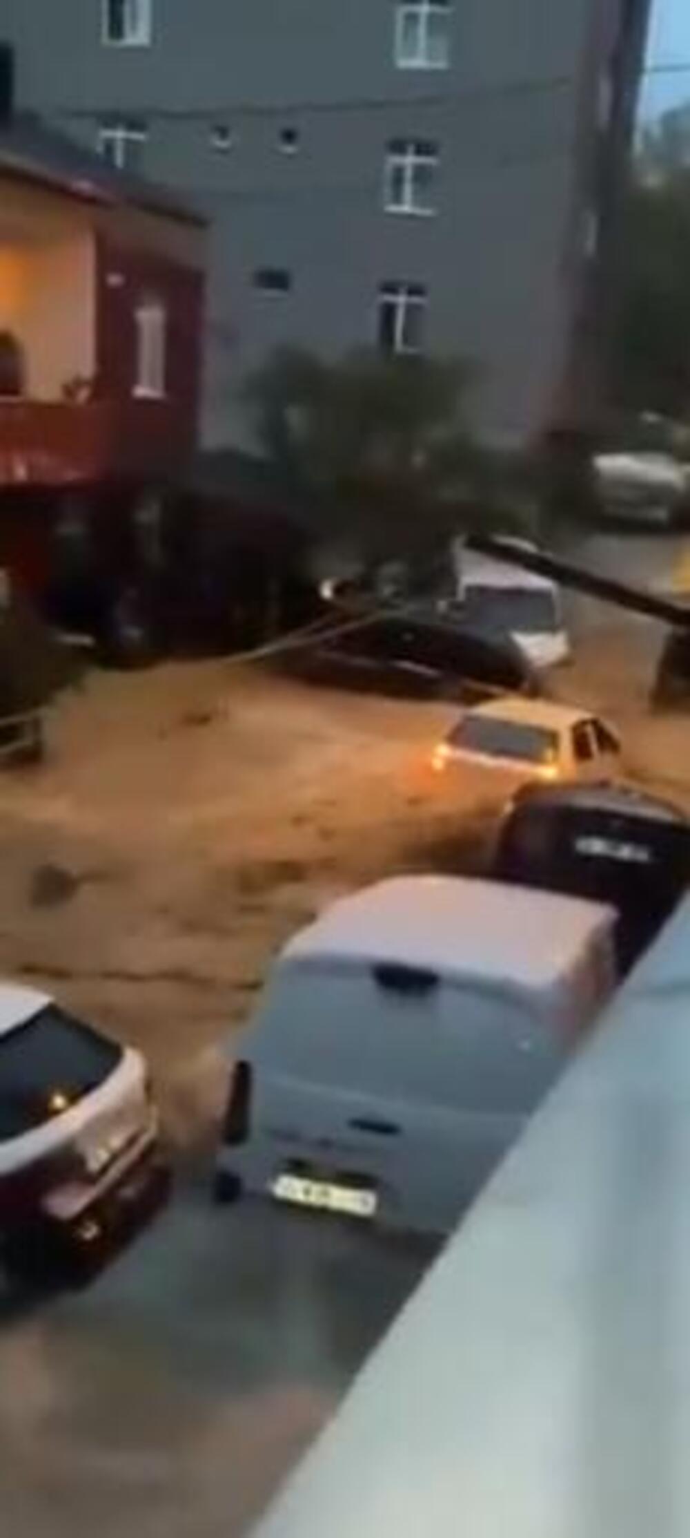 JEZIVI PRIZORI U TURSKOJ! Bujica nosi ženu nasred ulice, stravičan snimak ledi krv u žilama (VIDEO)