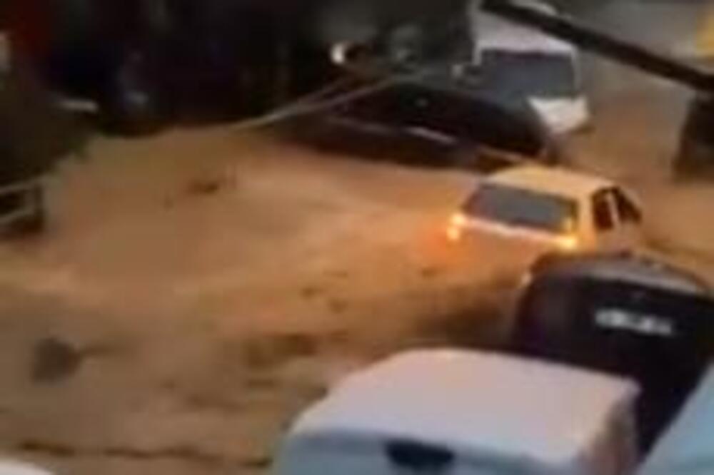 JEZIVI PRIZORI U TURSKOJ! Bujica nosi ženu nasred ulice, stravičan snimak ledi krv u žilama (VIDEO)