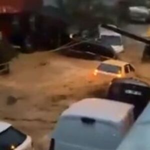 JEZIVI PRIZORI U TURSKOJ! Bujica nosi ženu nasred ulice, stravičan snimak ledi krv u žilama (VIDEO)