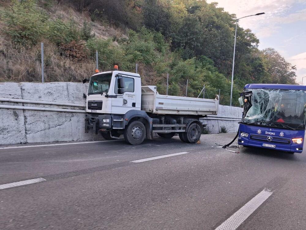Sedam osoba povređeno u udesu kod Bubanj potoka: Žestok sudar kamiona i autobusa, svi prevezeni u Urgentni centar