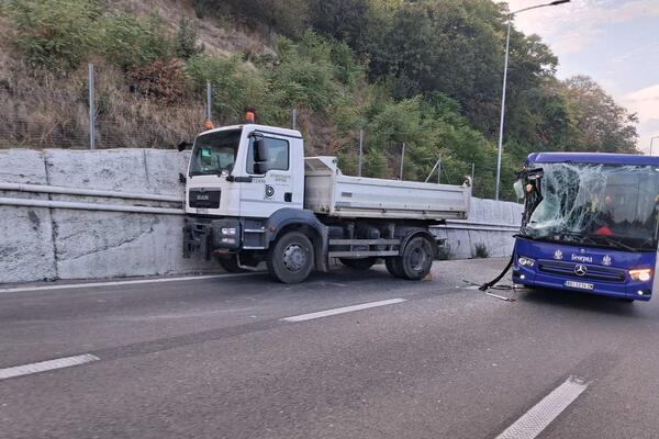 Sedam osoba povređeno u udesu kod Bubanj potoka: Žestok sudar kamiona i autobusa, svi prevezeni u Urgentni centar