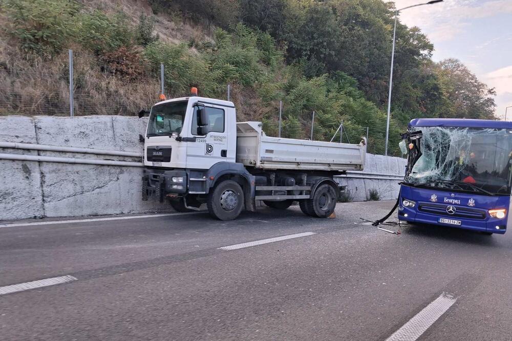 Sedam osoba povređeno u udesu kod Bubanj potoka: Žestok sudar kamiona i autobusa, svi prevezeni u Urgentni centar