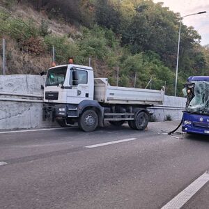 Sedam osoba povređeno u udesu kod Bubanj potoka: Žestok sudar kamiona i autobusa, svi prevezeni u Urgentni centar