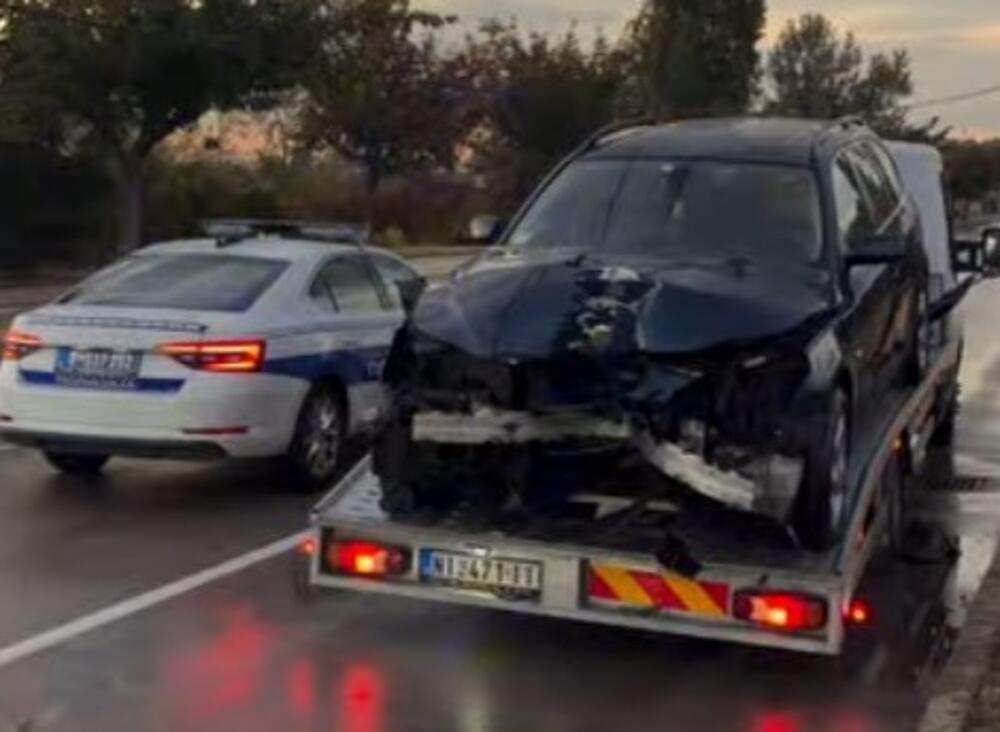 Nesvakidašnja nezgoda na prilazu Niškoj Banji: Vozač se zakucao u banderu, automobil skroz polupan! (VIDEO)