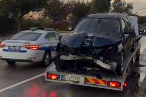 Nesvakidašnja nezgoda na prilazu Niškoj Banji: Vozač se zakucao u banderu, automobil skroz polupan! (VIDEO)