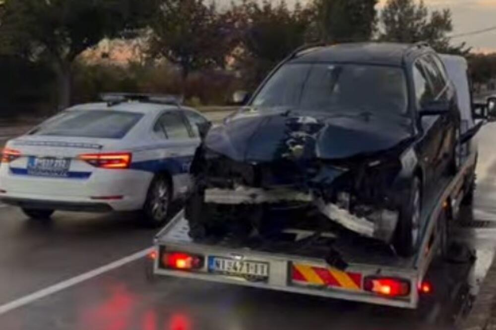 Nesvakidašnja nezgoda na prilazu Niškoj Banji: Vozač se zakucao u banderu, automobil skroz polupan! (VIDEO)