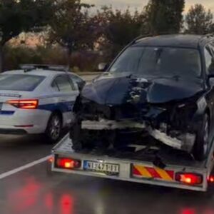 Nesvakidašnja nezgoda na prilazu Niškoj Banji: Vozač se zakucao u banderu, automobil skroz polupan! (VIDEO)