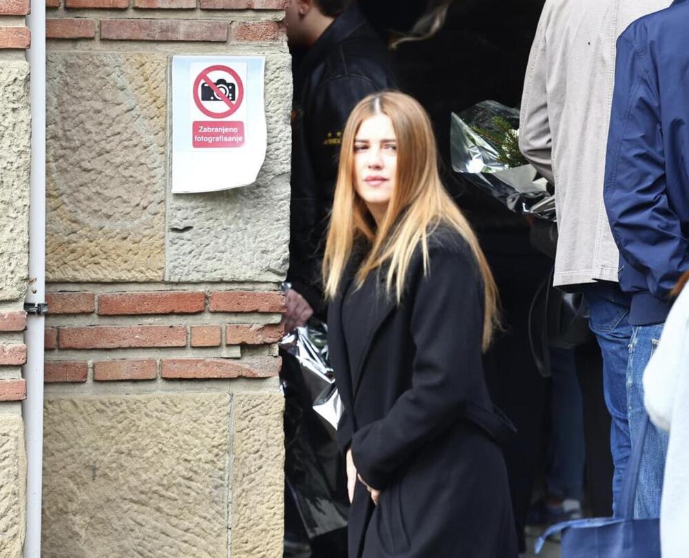 Kija Kockar na kremaciji Vladimira Vuletića: Njegova bivša studentkinja sva u crnom, bleda i ispijena (FOTO)