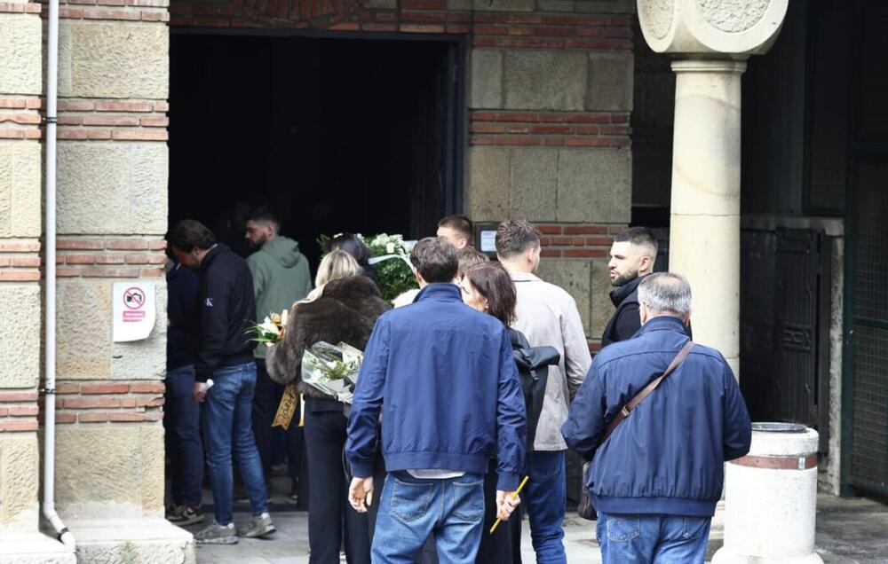 Kija Kockar na kremaciji Vladimira Vuletića: Njegova bivša studentkinja sva u crnom, bleda i ispijena (FOTO)