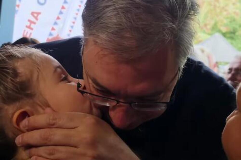 "Danas sam dobio najslađi poljubac" Aleksandar Vučić podelio emotivan snimak susreta sa jednom devojčicom (VIDEO)