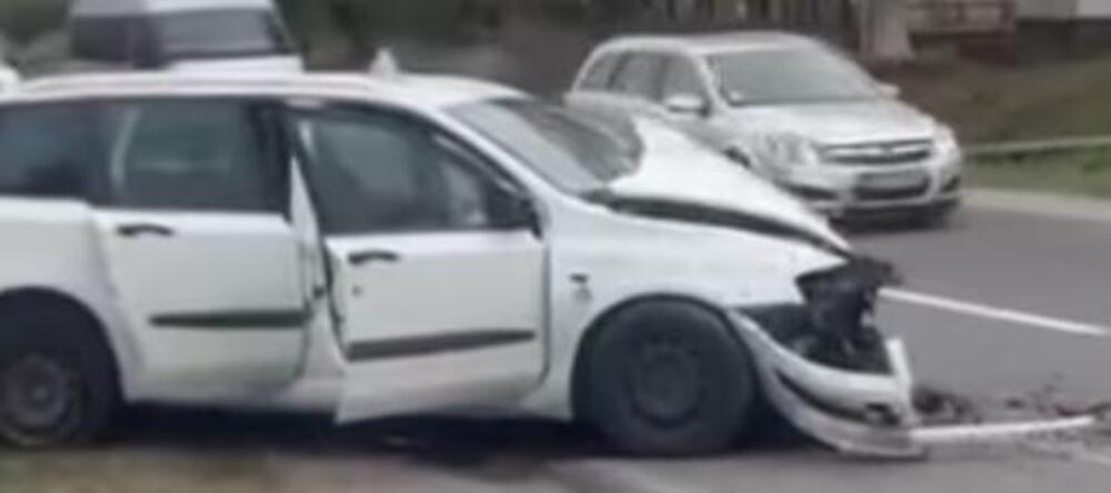 Teška nesreća kod Šapca! Preticao kolonu pa udario u vozilo u kom su bile mlađe devojke: Prizor je jeziv (VIDEO)