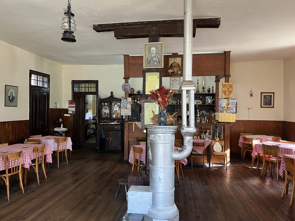 Karirani stolnjaci i viljuška sa Solunskog fronta: Najstarija kafana u Šumadiji - Dane nastavio porodičnu tradiciju