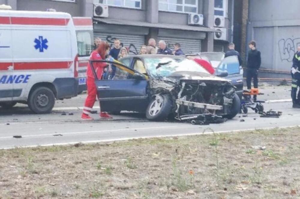 Teška nesreća na Karaburmi: Vozila uništena, Hitna pomoć na licu mesta, saobraćaj blokiran (FOTO)