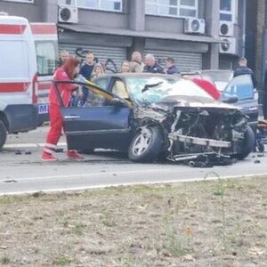 Teška nesreća na Karaburmi: Vozila uništena, Hitna pomoć na licu mesta, saobraćaj blokiran (FOTO)