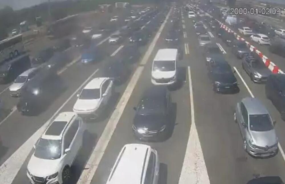 "Šikaniranje na jako, čekamo 6 sati": Ljudi odlepili na granici sa Hrvatskom, otvorene samo 2 trake, ogromne kolone