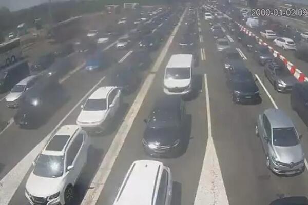 "Šikaniranje na jako, čekamo 6 sati": Ljudi odlepili na granici sa Hrvatskom, otvorene samo 2 trake, ogromne kolone