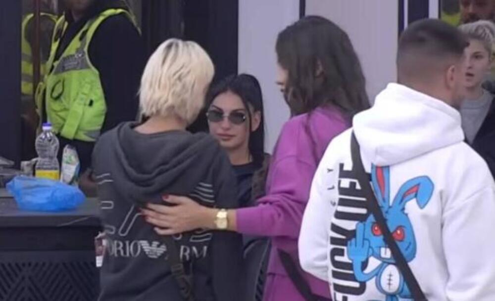 "AJDE UDARI ME!" IZBILA TUČA U ELITI, HITNO PREKINUT PROGRAM! Prštale teške uvrede, kamere sve snimile!