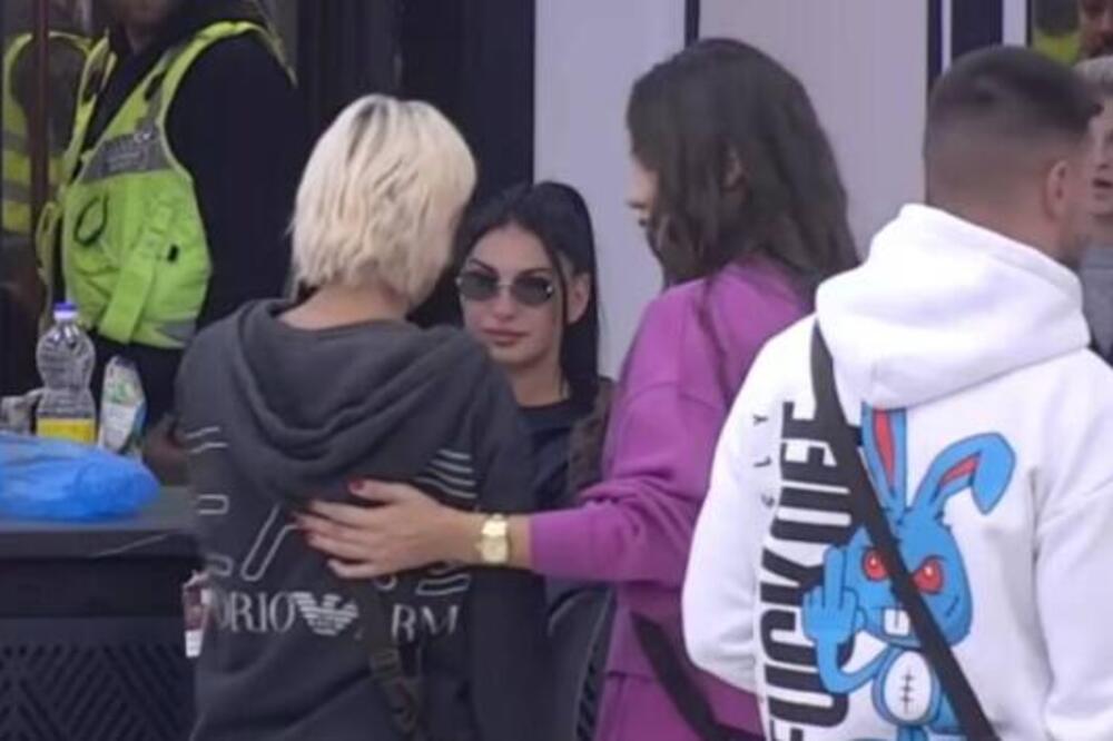 "AJDE UDARI ME!" IZBILA TUČA U ELITI, HITNO PREKINUT PROGRAM! Prštale teške uvrede, kamere sve snimile!