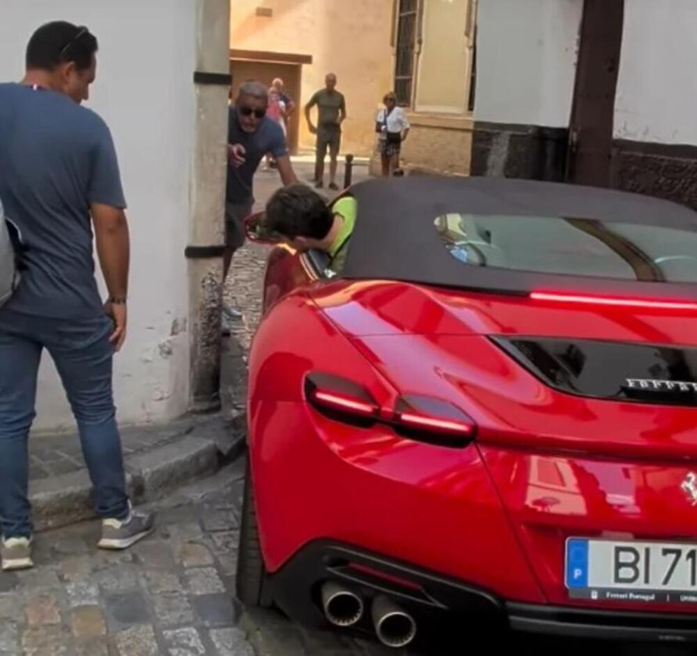 KUDA DRUŽE, KUDA?! Bahati turista Ferarijem od skoro 300.000 evra ušao gde ne prolazi ni pešak, nastao opšti haos!