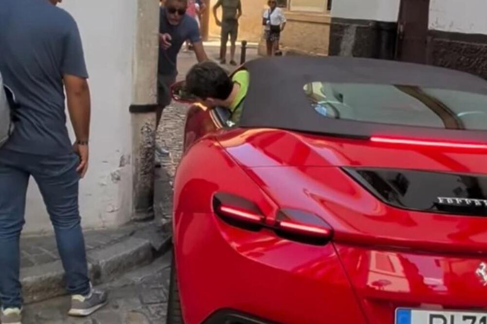KUDA DRUŽE, KUDA?! Bahati turista Ferarijem od skoro 300.000 evra ušao gde ne prolazi ni pešak, nastao opšti haos!