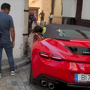 KUDA DRUŽE, KUDA?! Bahati turista Ferarijem od skoro 300.000 evra ušao gde ne prolazi ni pešak, nastao opšti haos!