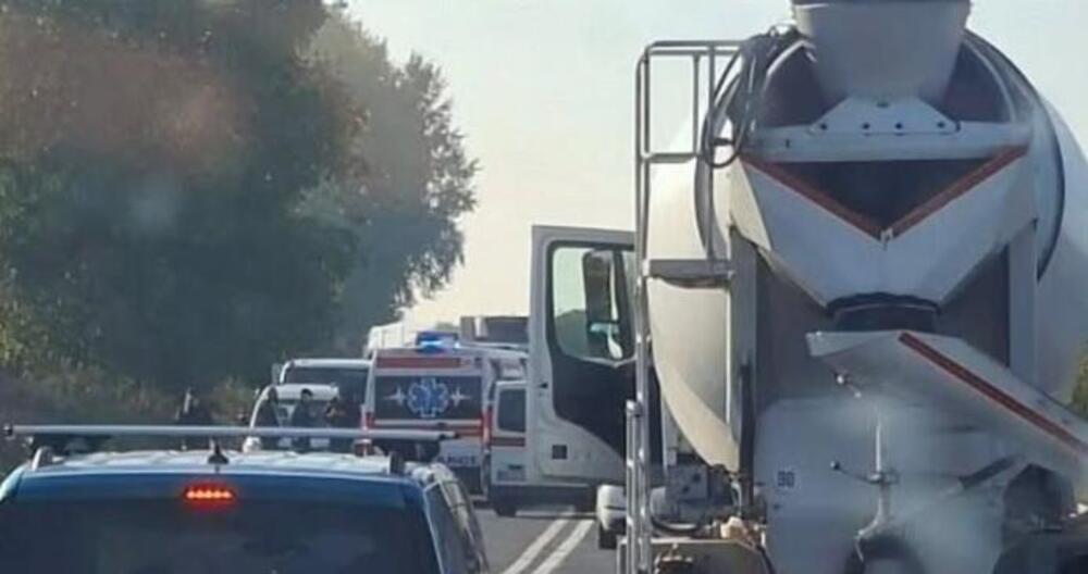 Strašna nesreća kod Ostružnice: Hitna pomoć na terenu, saobraćaj obustavljen