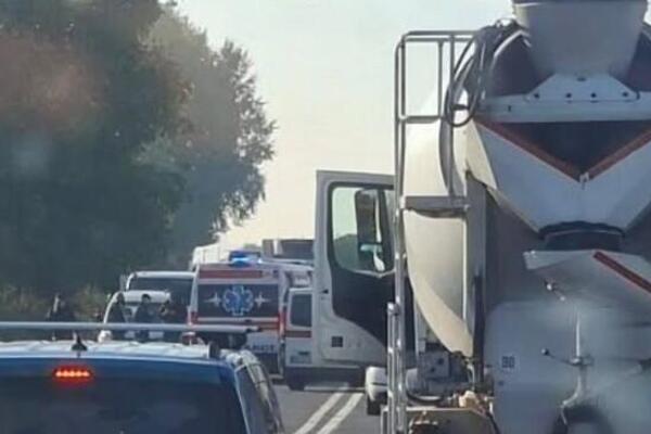 Strašna nesreća kod Ostružnice: Hitna pomoć na terenu, saobraćaj obustavljen