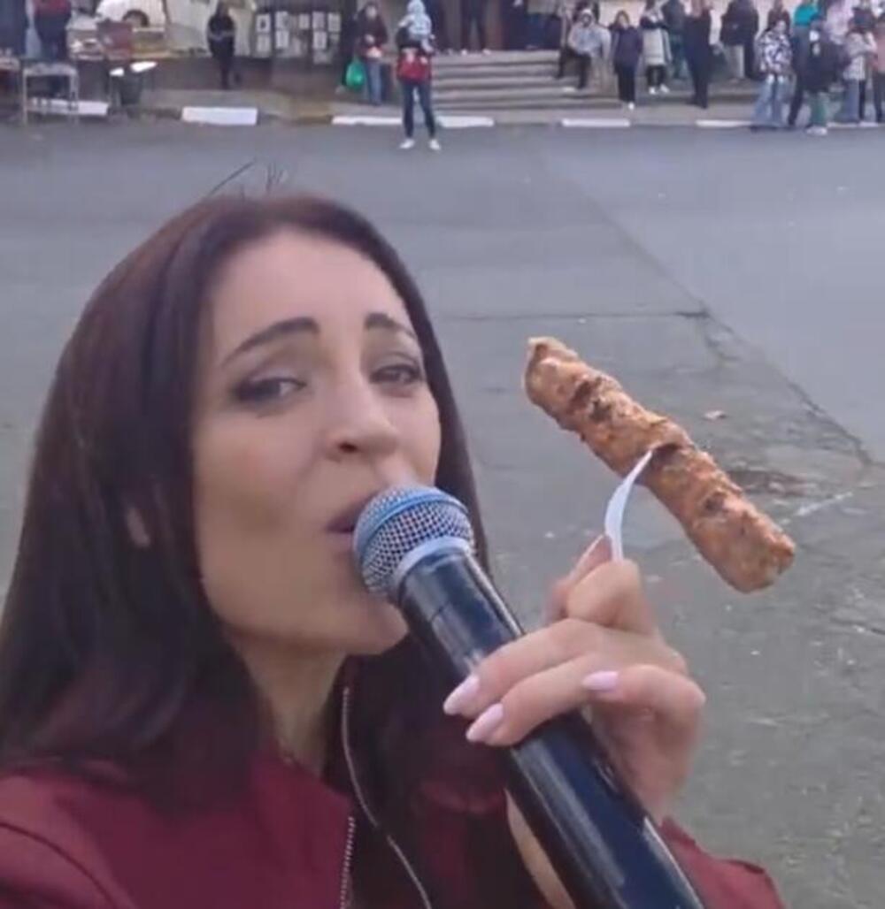 PREKUCALA IGRICU! Bugarka zapevala SRPSKI HIT, a u ruci joj ZABODEN ĆEVAP! Urnebesan snimak srušio mreže