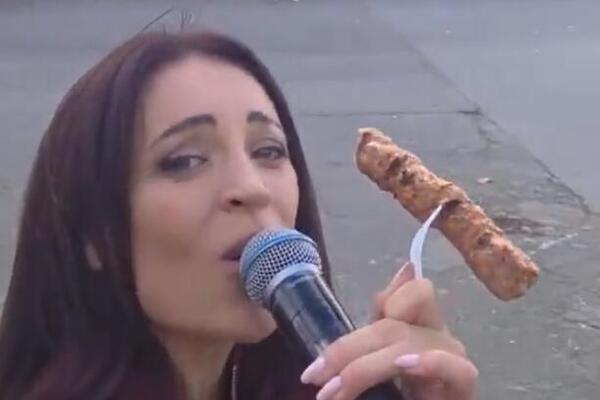 PREKUCALA IGRICU! Bugarka zapevala SRPSKI HIT, a u ruci joj ZABODEN ĆEVAP! Urnebesan snimak srušio mreže