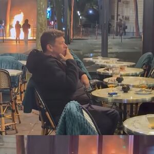 PARIZ GORI, UVEDEN JE POLICIJSKI ČAS, A OVAJ PAR PIJE PIĆE KAO DA SE NIŠTA NE DEŠAVA: Snimak koji je ŠOKIRAO svet!