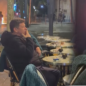 PARIZ GORI, UVEDEN JE POLICIJSKI ČAS, A OVAJ PAR PIJE PIĆE KAO DA SE NIŠTA NE DEŠAVA: Snimak koji je ŠOKIRAO svet!