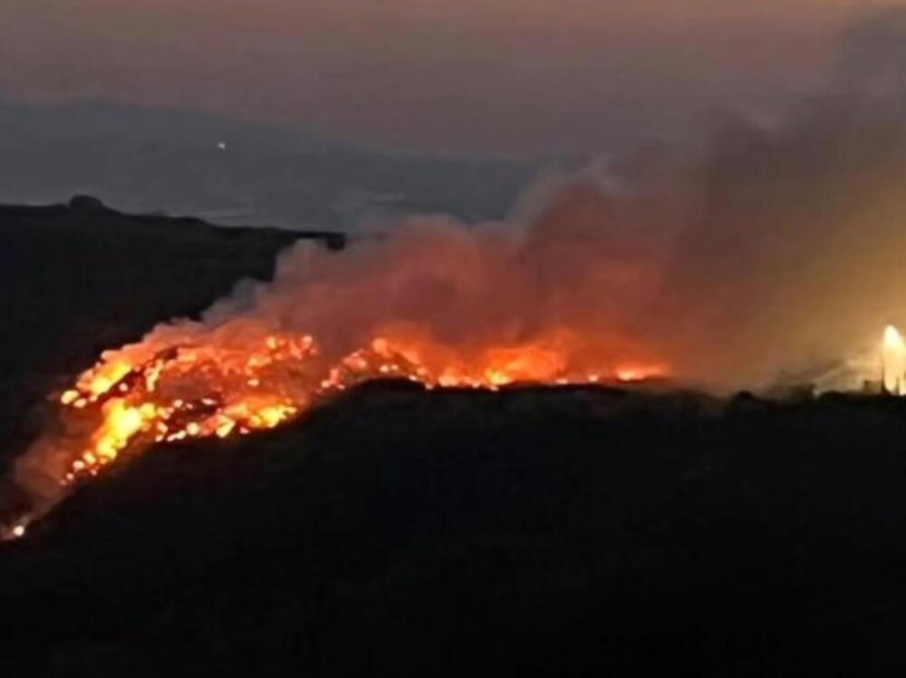 Požar u okolini Mladenovca: Gori deponija, dim prekrio nekoliko sela! (FOTO)