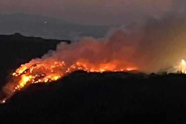 Požar u okolini Mladenovca: Gori deponija, dim prekrio nekoliko sela! (FOTO)