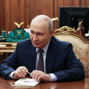 Putin progovorio o TALASU PROTESTA U EVROPI, pa u REČENICI OBRISAO POD EVROPSKIM LIDERIMA! Rus doliva ulje na vatru
