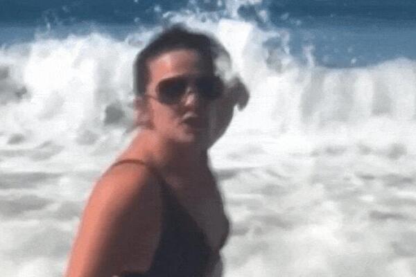 POZIRALA NA PLAŽI, A ONDA... U deliću sekunde se pojavio NAJSTRAŠNIJI MORSKI PREDATOR, prizor užasava! (VIDEO)