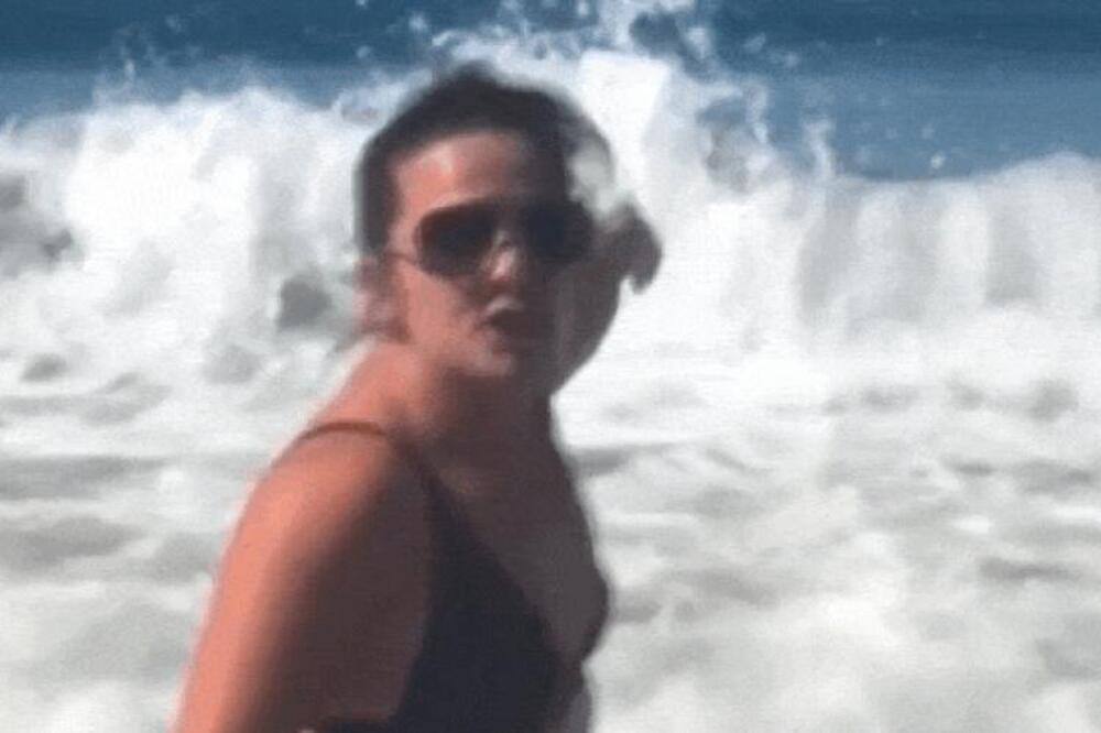 POZIRALA NA PLAŽI, A ONDA... U deliću sekunde se pojavio NAJSTRAŠNIJI MORSKI PREDATOR, prizor užasava! (VIDEO)