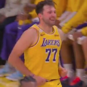 "Vrati se na teren pi*ko" - Dončić pogodio trojku sa pola terena, pa brutalno izvređao ovu NBA zvezdu! (VIDEO)
