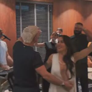 PRVI SNIMAK SA TAJNOG VENČANJA! Mladenci kao da su uključeni na struju, Nikolijin dekolte glavna zvezda večeri!