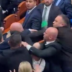 Haos u Tirani, opšta makljaža u albanskom parlamentu! Izbila masovna tuča, pesnice sevale na sve strane (VIDEO)