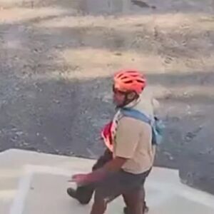 Muškarac pokušao da otme devojčicu (13), zgrabio je za vrat, pa... Užas ispred pumpe, kamera sve snimila! (VIDEO)