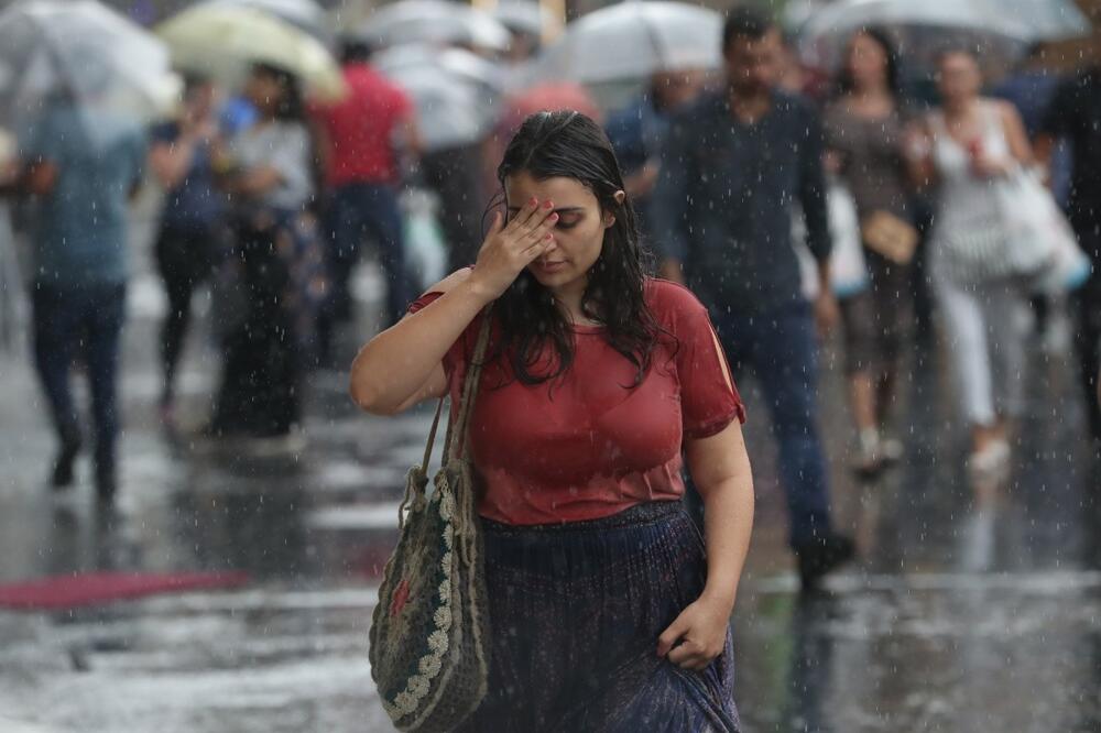 Kiša će pljuštati bez prestanka! Moguće poplave i izlivanje reka, evo kada stiže nevreme: Ova mesta su na udaru!
