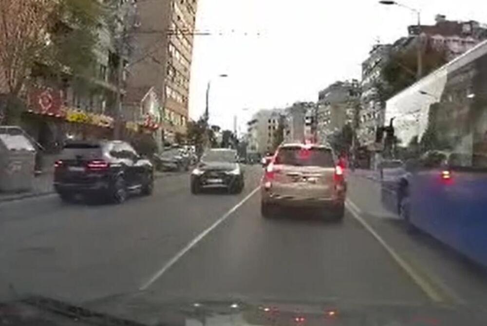 Jeziv prizor na Banovom brdu: Crni BMW projurio Požeškom u kontrasmeru, bahata vožnja u najprometnijoj ulici!