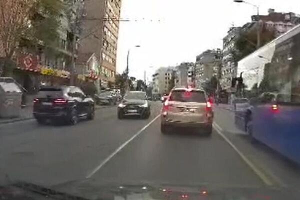 Jeziv prizor na Banovom brdu: Crni BMW projurio Požeškom u kontrasmeru, bahata vožnja u najprometnijoj ulici!