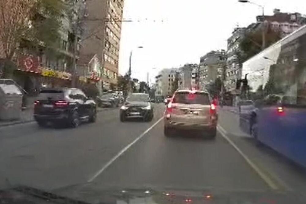 Jeziv prizor na Banovom brdu: Crni BMW projurio Požeškom u kontrasmeru, bahata vožnja u najprometnijoj ulici!