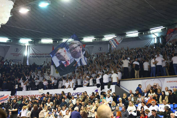 Na skupu Ujedinjene Srbije na Novom Beogradu prepuna Hala sportova: Čeka se obraćanje Aleksandra Vučića