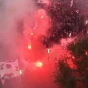 Srbija pruža podršku Vučiću i "Ujedinjenoj Srbiji": Masa ljudi na ulicama! Spektakularna bakljada u bojama zastave!