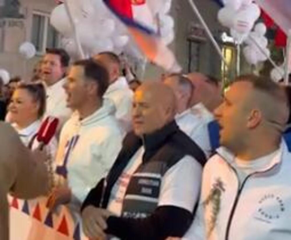 ORE SE 'POBEDA, POBEDA' I 'RUZMARIN'! Siniša Mali i Đurđević Stamenkovski sa velikim brojem ljudi u Šapcu!